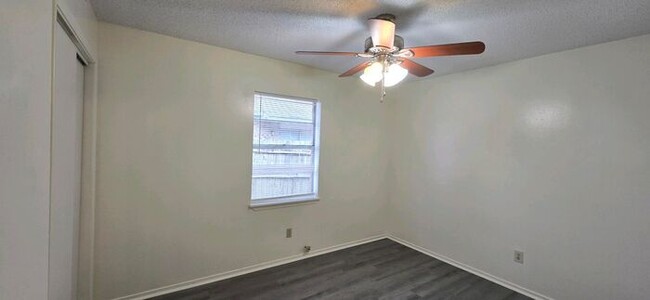 Building Photo - Available Now! 3/2 in Longview