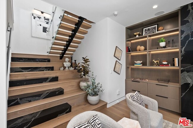 Building Photo - 714 N La Jolla Ave