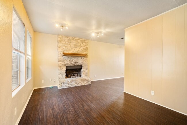 Building Photo - Charming 2 Bedroom, 2 Bath Duplex in a Prime South Austin Neighborhood