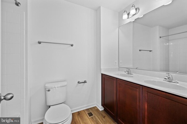 Building Photo - 467 Peleton St