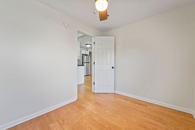 Building Photo - 44 Saratoga Ave
