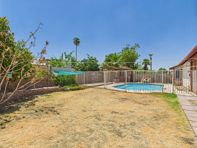 Building Photo - Private Pool - No HOA