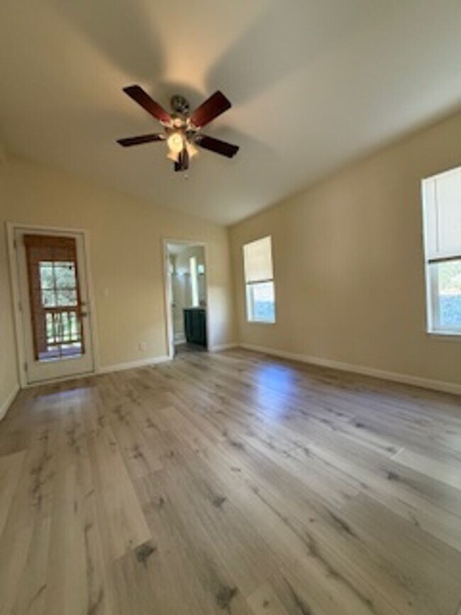 Building Photo - Auburn Cutie