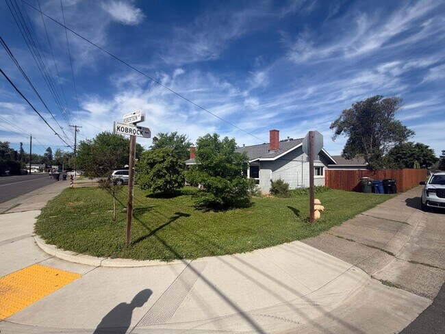 Building Photo - 5319/21 Robertson Ave