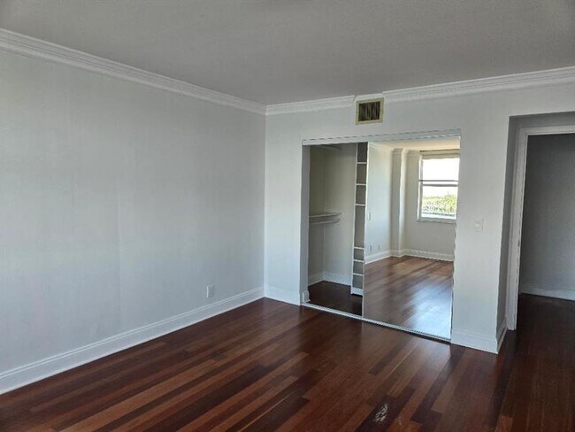 Building Photo - 511 Bayshore Dr