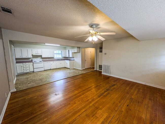 Building Photo - 306 Bridal Wreath Ave