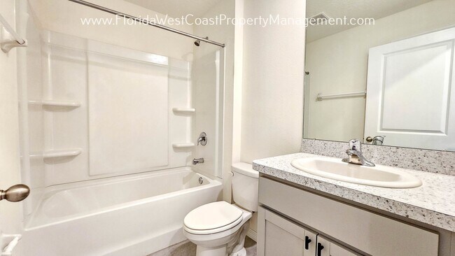 Building Photo - LOVELY 3 BEDROOM HOME WITHIN SILVERSTONE N...
