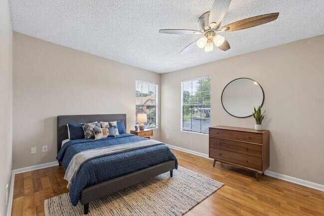 Building Photo - 1/1 Condo in Gated Lakefront Community of Altamonte Springs!