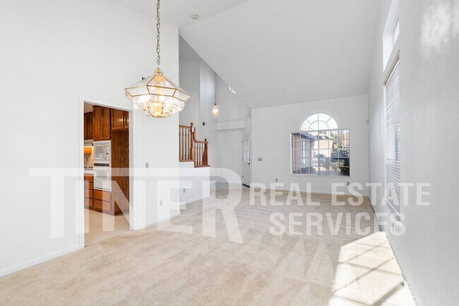 Building Photo - Spacious Home in Desireable Highland Hill ...