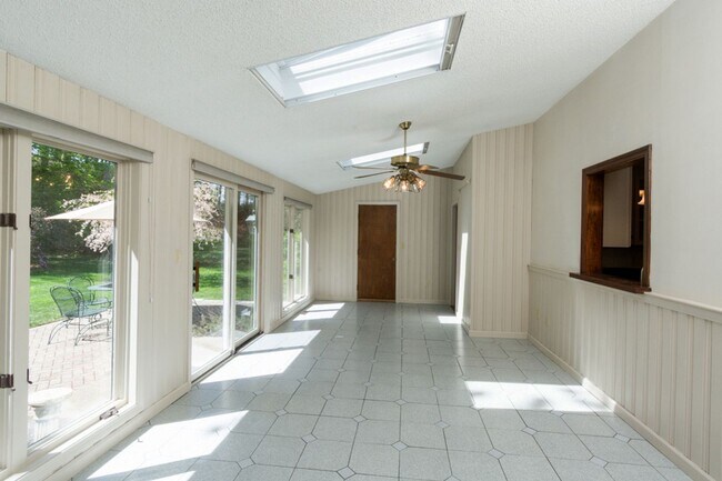 Building Photo - Beautiful 3 Bed, 2.5 Bath Single Family Colonial for Rent in Manchester!