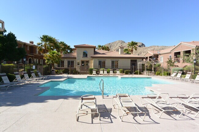 Building Photo - 1st Flr Condo 2 Bed W/Den - Gated Communit...