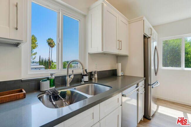 Building Photo - 5343 Tendilla Ave