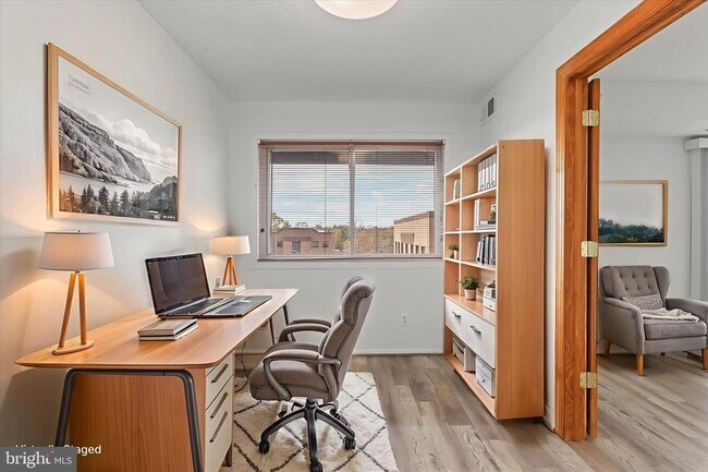 Building Photo - 214 Locust St SE