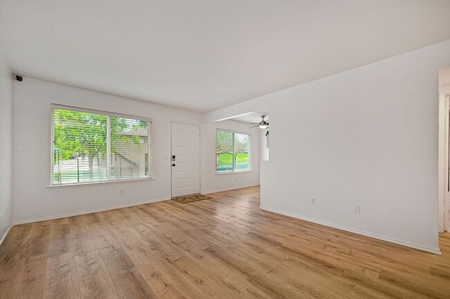 Building Photo - Beautifully Renovated Unit