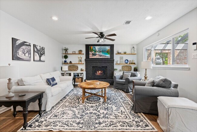 Building Photo - 623 Hickory Ridge Dr