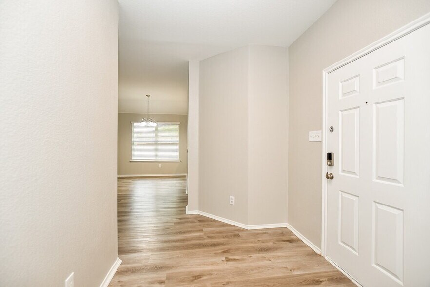 Building Photo - 709 Silverleaf Ct