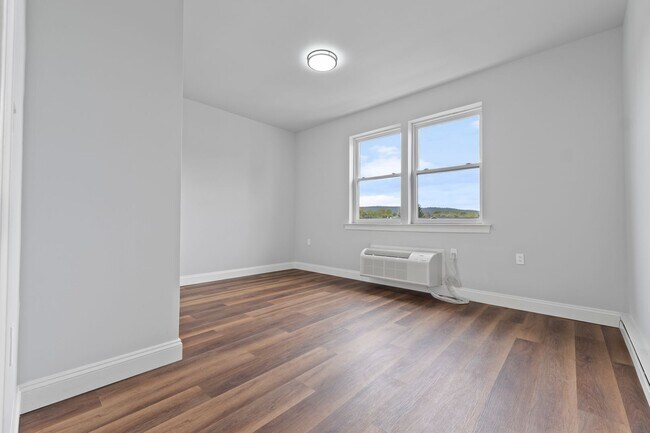 Building Photo - Renovated 1 bedroom, 1 bathroom