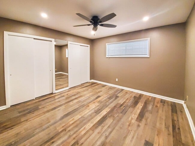 Building Photo - Breathtaking Mountain Views!