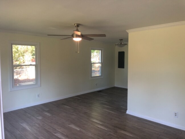 Building Photo - 406 Forest Cir