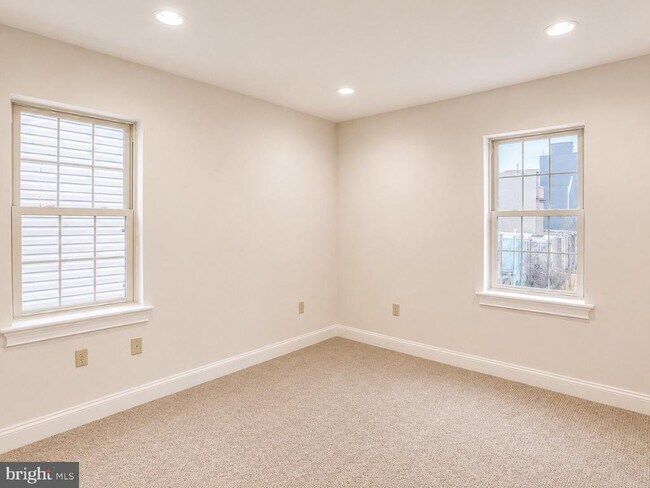 Building Photo - 2542 W Girard Ave