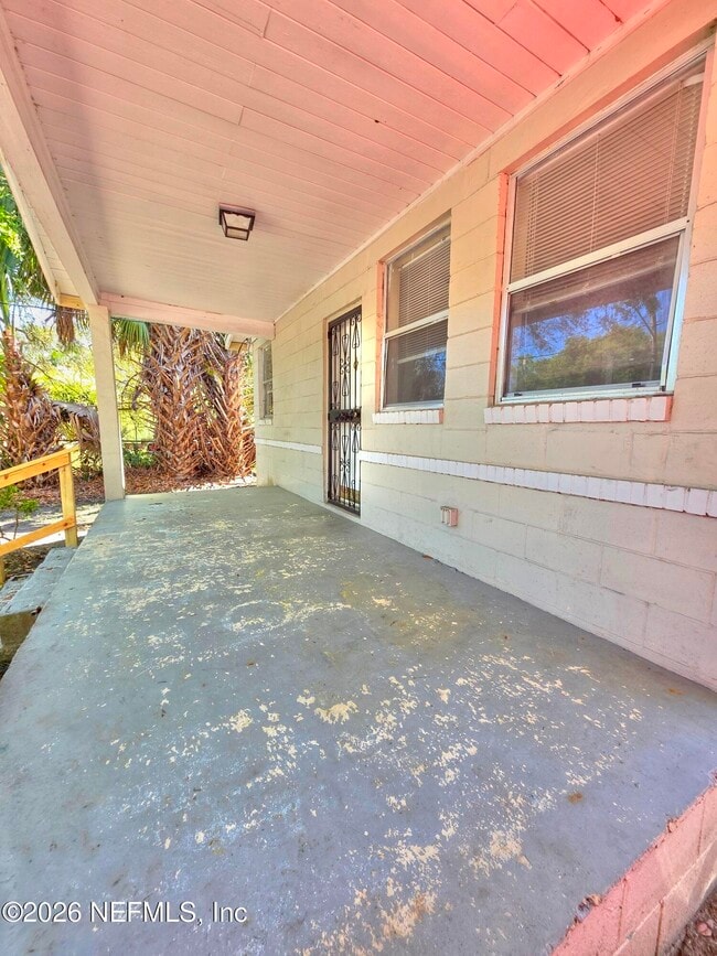 Building Photo - 916 W 25th St