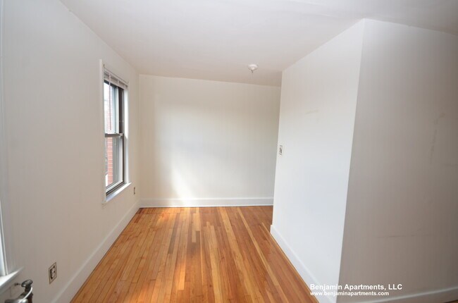 Building Photo - 39 Beacon St