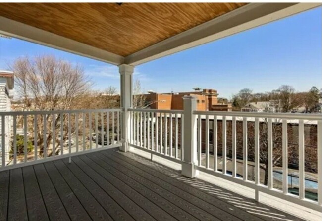 Building Photo - No Brokers Fee, In-Unit Washer and Dryer, ...