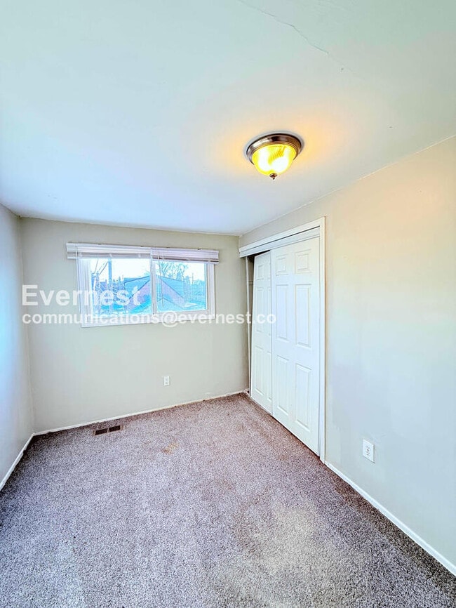 Building Photo - 4 Bed/1 Bath Home with Off-Street Parking / Pet-Friendly / Vouchers Accepted / Available Now!