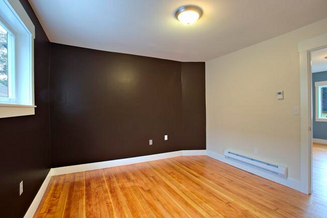Building Photo - Bright & Charming 3bed/1bath Upper Duplex ...
