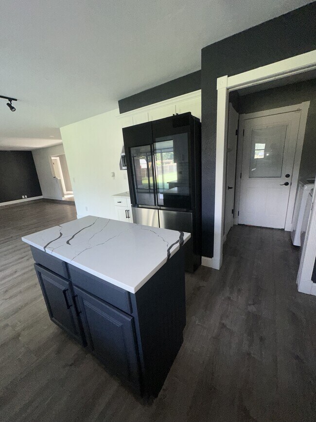 Building Photo - 5208 Mackleman Dr