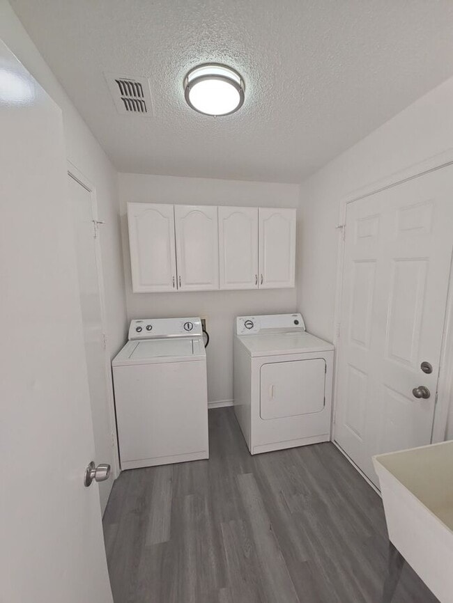 Building Photo - 202 Steller Ln