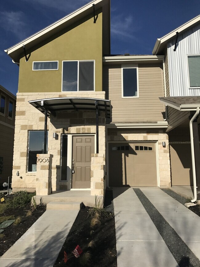 Building Photo - BEAUTIFUL TOWNHOUSE IN CRESTVIEW