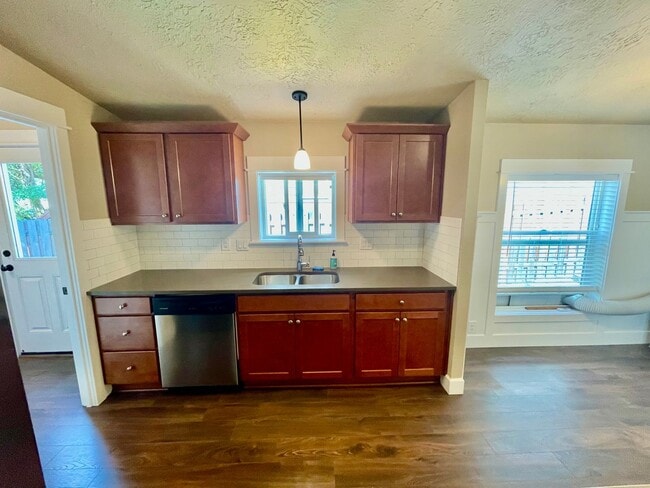 Building Photo - Spacious 3 Bedroom/2 Bath Home with generous fully fenced yard!