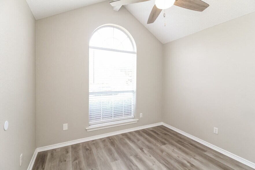 Building Photo - 321 Sondra Way