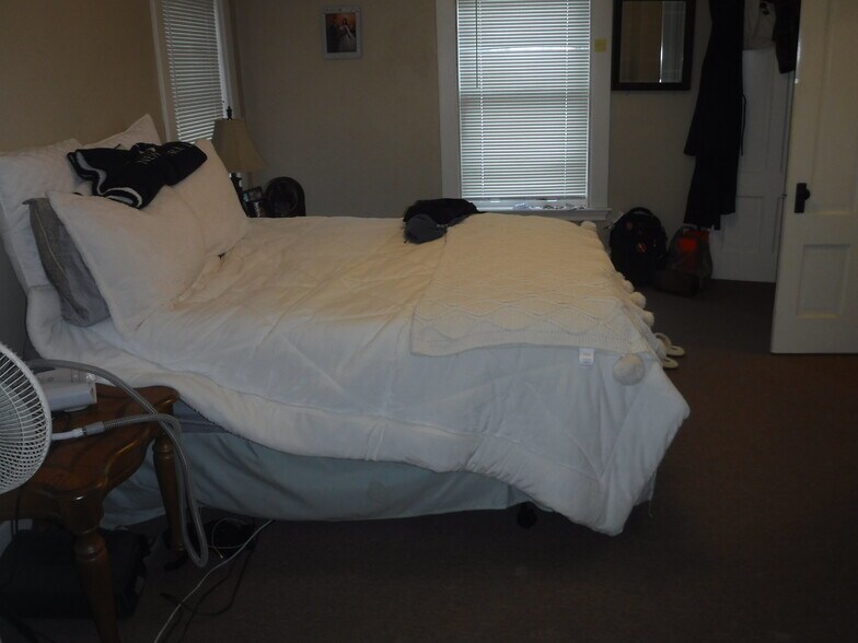 Building Photo - 32 College Ave