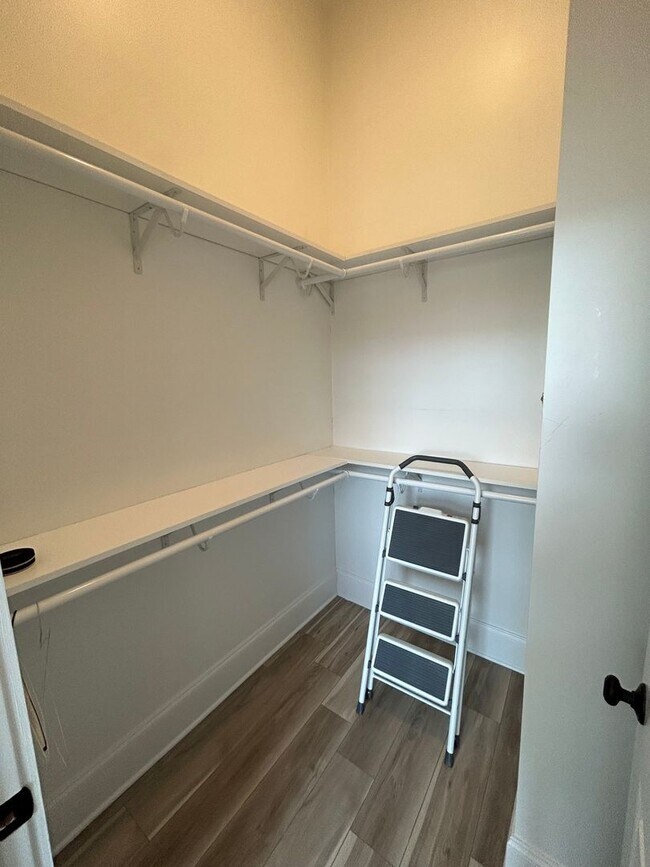 Building Photo - Beautifully Furnished 1/1 Apartment in Downtown Broad St.- $2,350