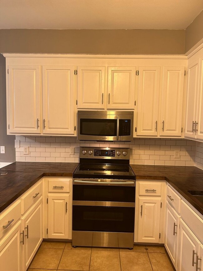 Building Photo - Wakefield Subdivision!  End Unit.