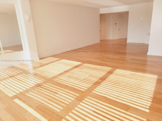 Building Photo - 4925 Collins Ave