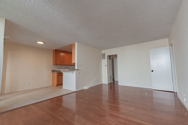 Building Photo - Beautiful 2 bed 2 bath for rent