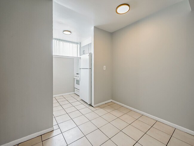 Building Photo - Freshly Updated 2BR Home in Prime White Lake Location!