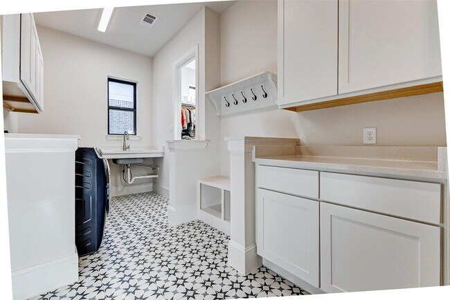 Building Photo - 7606 Redwoods Frst Dr