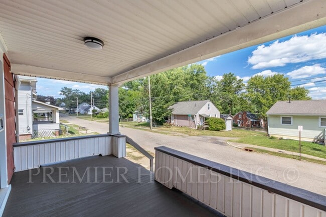 Building Photo - 3 Bed Home with Garage, Private Driveway & Yard – $1,495/mo