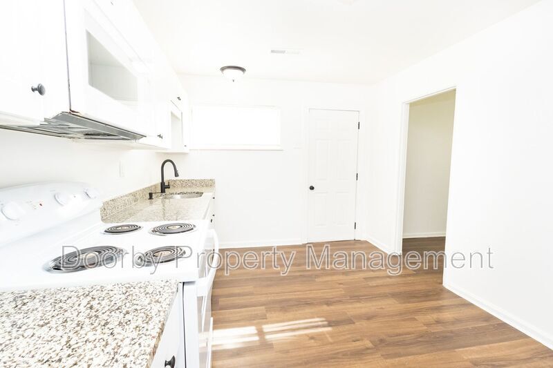 Building Photo - 2011 Milne St