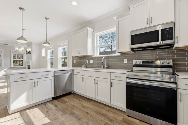 Building Photo - APPLICATIONS PENDING - Gorgeous 4be/3ba With Fenced-In Backyard