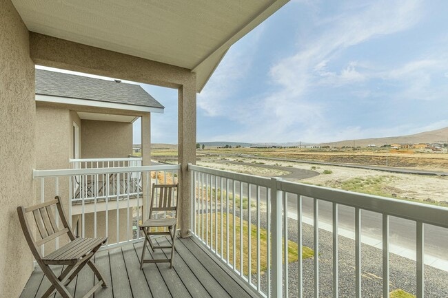 Building Photo - 3 bedrooms, 2.5 Baths w/Amazing Sunset Views!