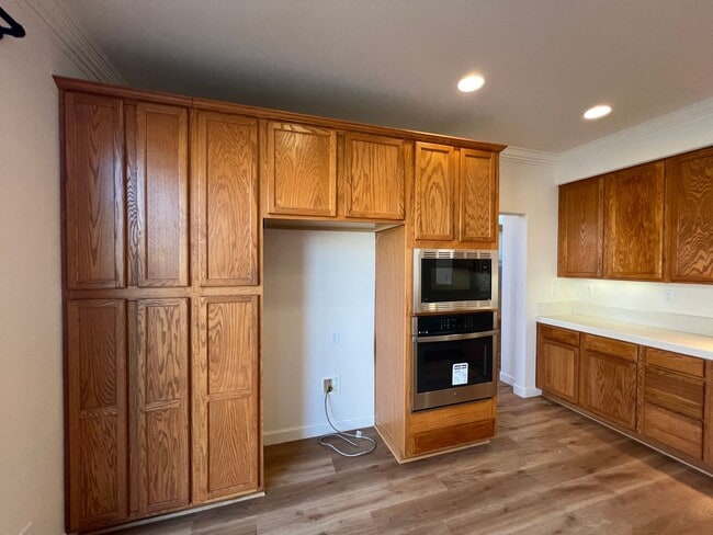 Building Photo - 5 bedroom home located in Sylvan School District!