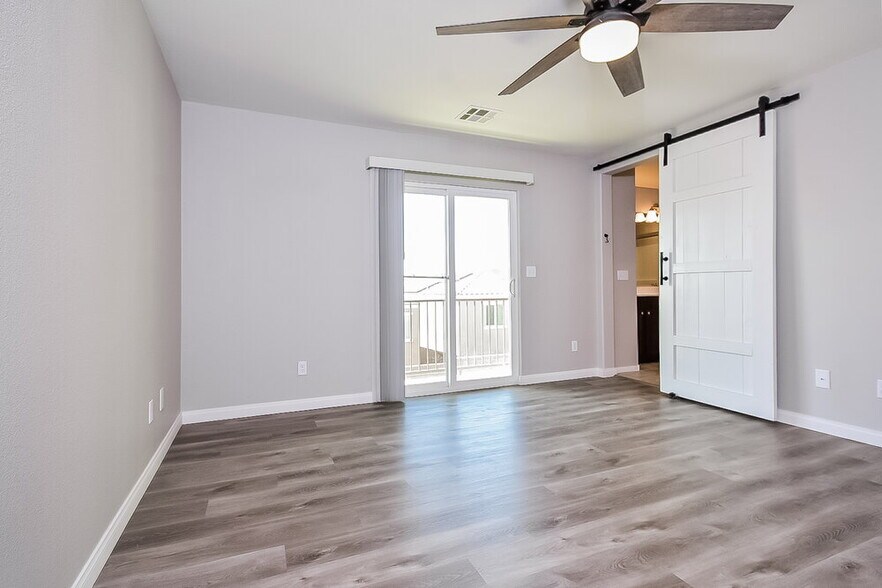 Building Photo - 10541 W Gilmore Ave