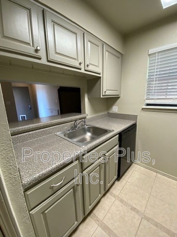 Building Photo - 6524 S Memorial Dr