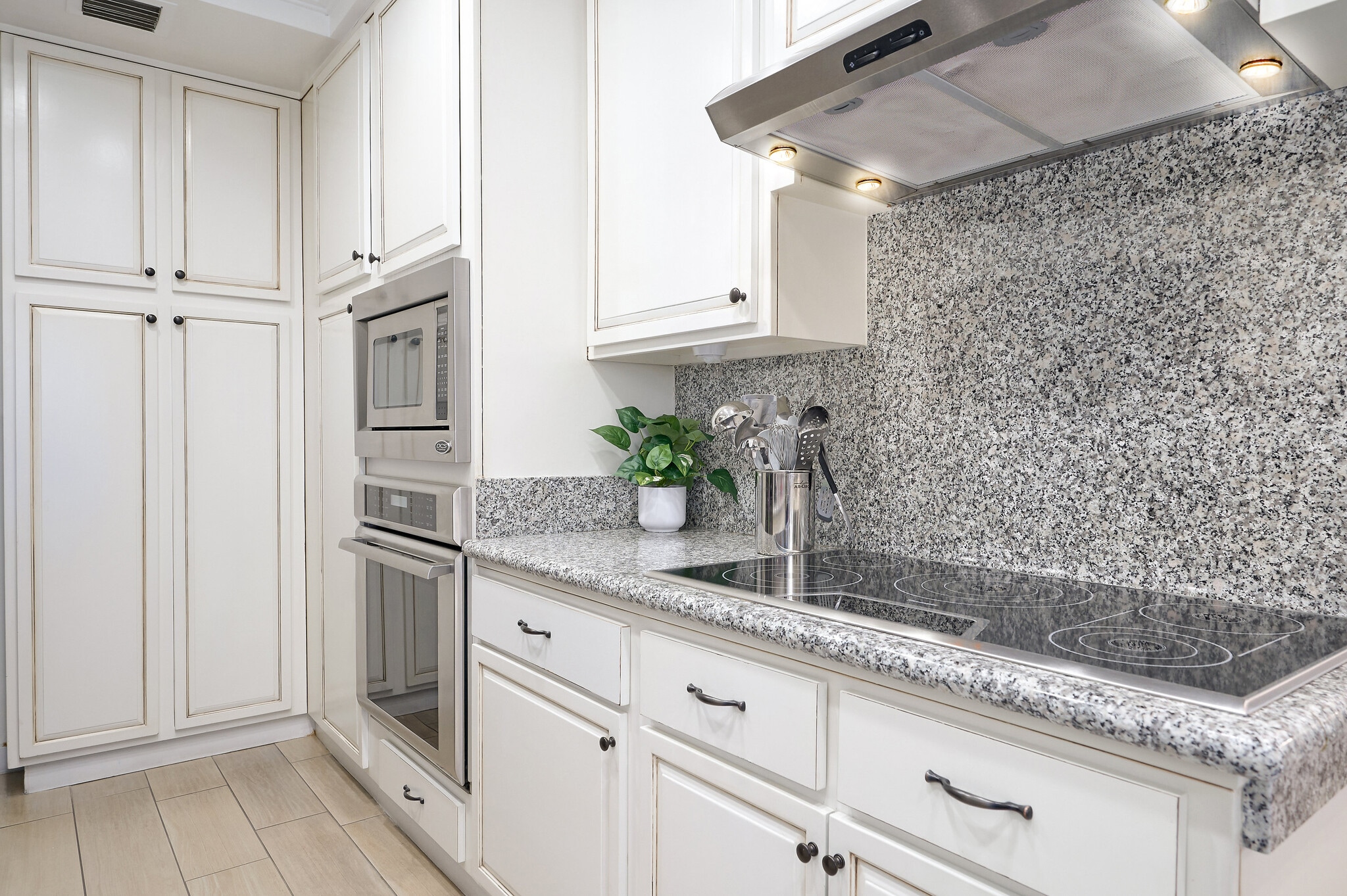 Building Photo - 121 S Palm Dr