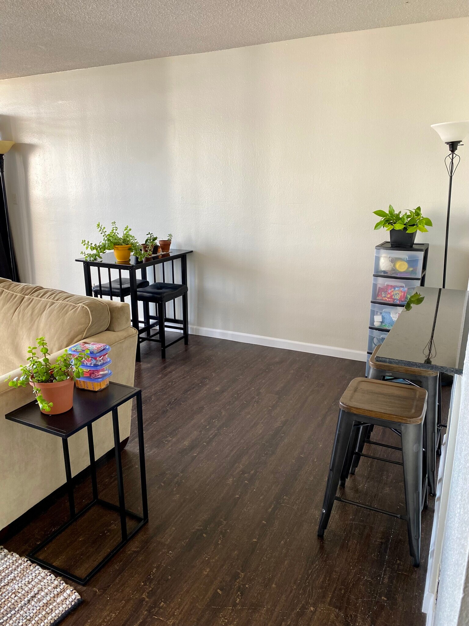 Building Photo - 450 W 7th St